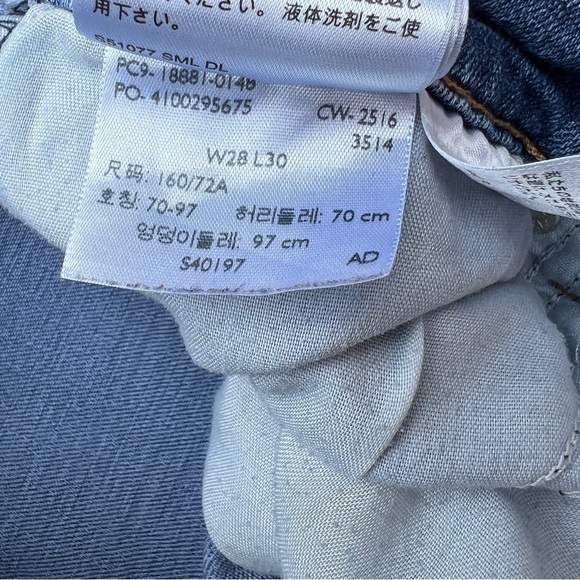 SOLD- Levi’s 711 Distressed Skinny Women’s Jeans Medium Wash Size 29 x 29 - Picture 8 of 9